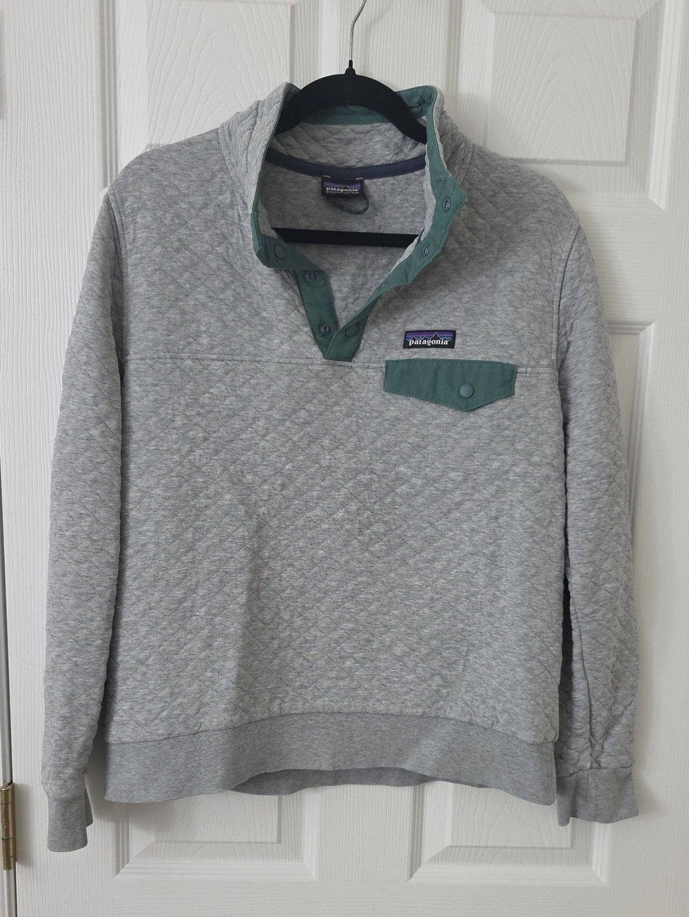 Patagonia Woman Quilted Snap-T Pullover - Light Gray with Green Trim